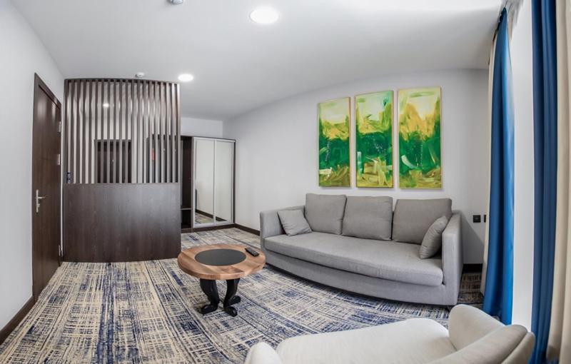 Avenue Park Hotel Yusufkhona Ngoại thất bức ảnh