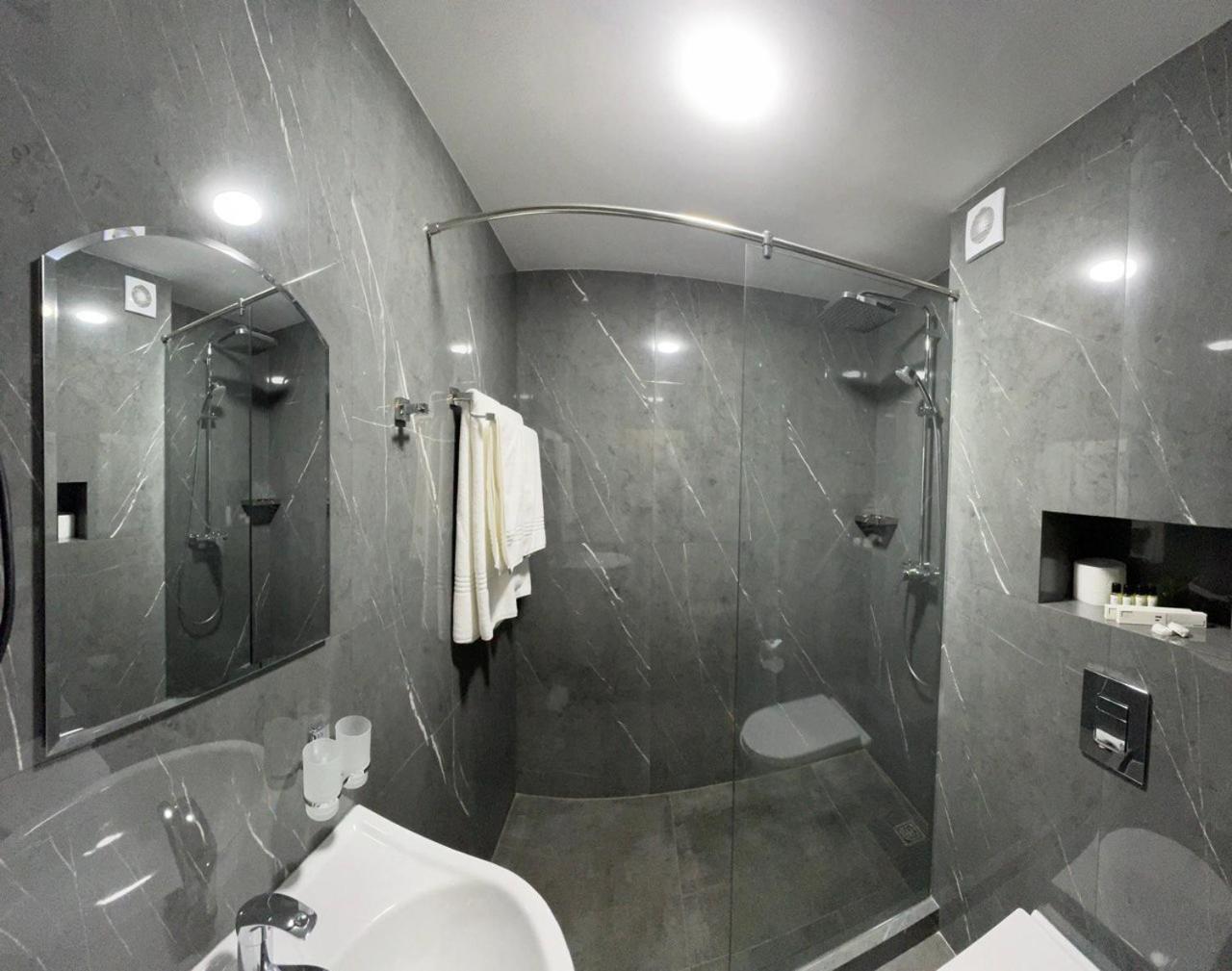 Avenue Park Hotel Yusufkhona Ngoại thất bức ảnh