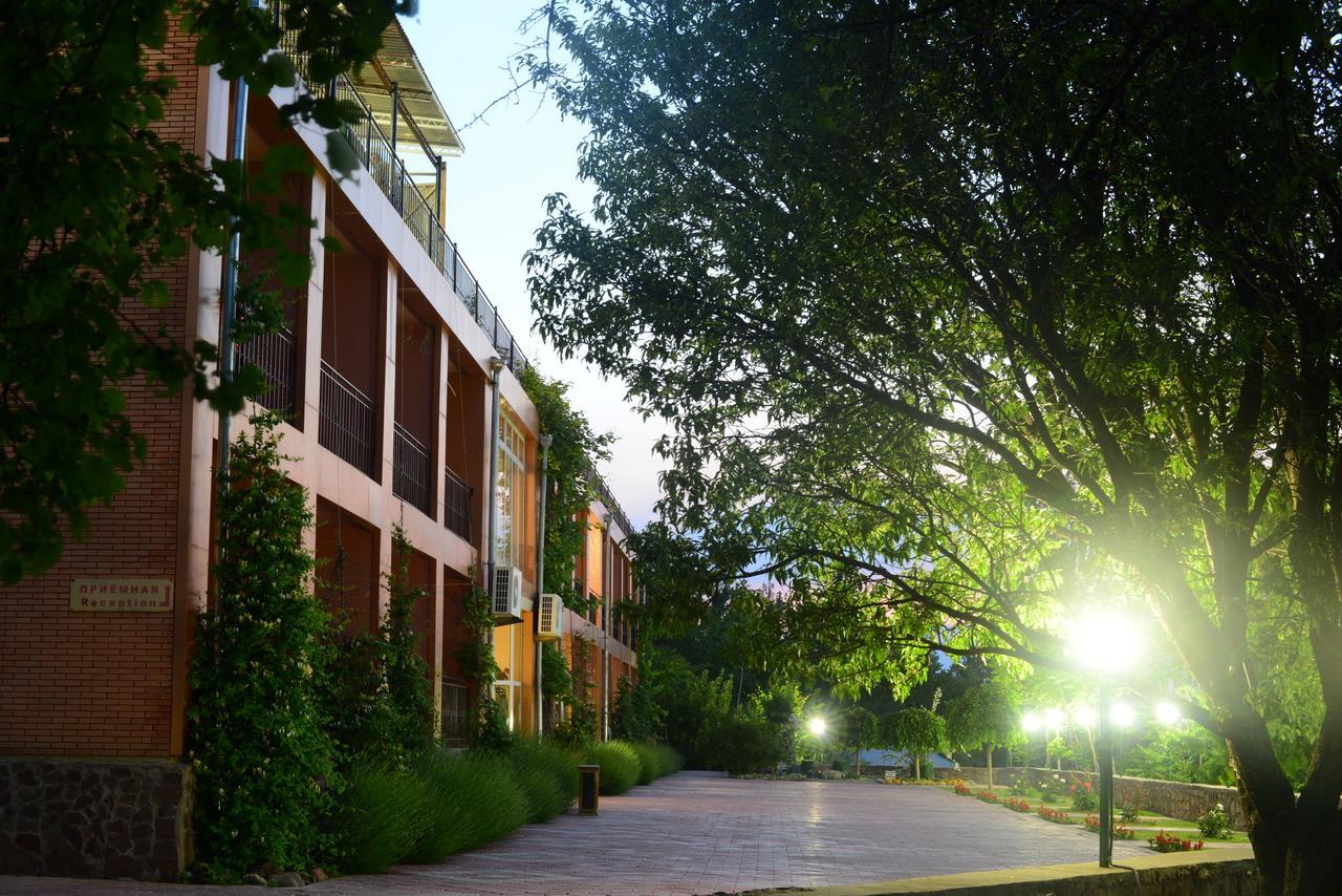 Avenue Park Hotel Yusufkhona Ngoại thất bức ảnh